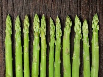 Asparagus on cutting board